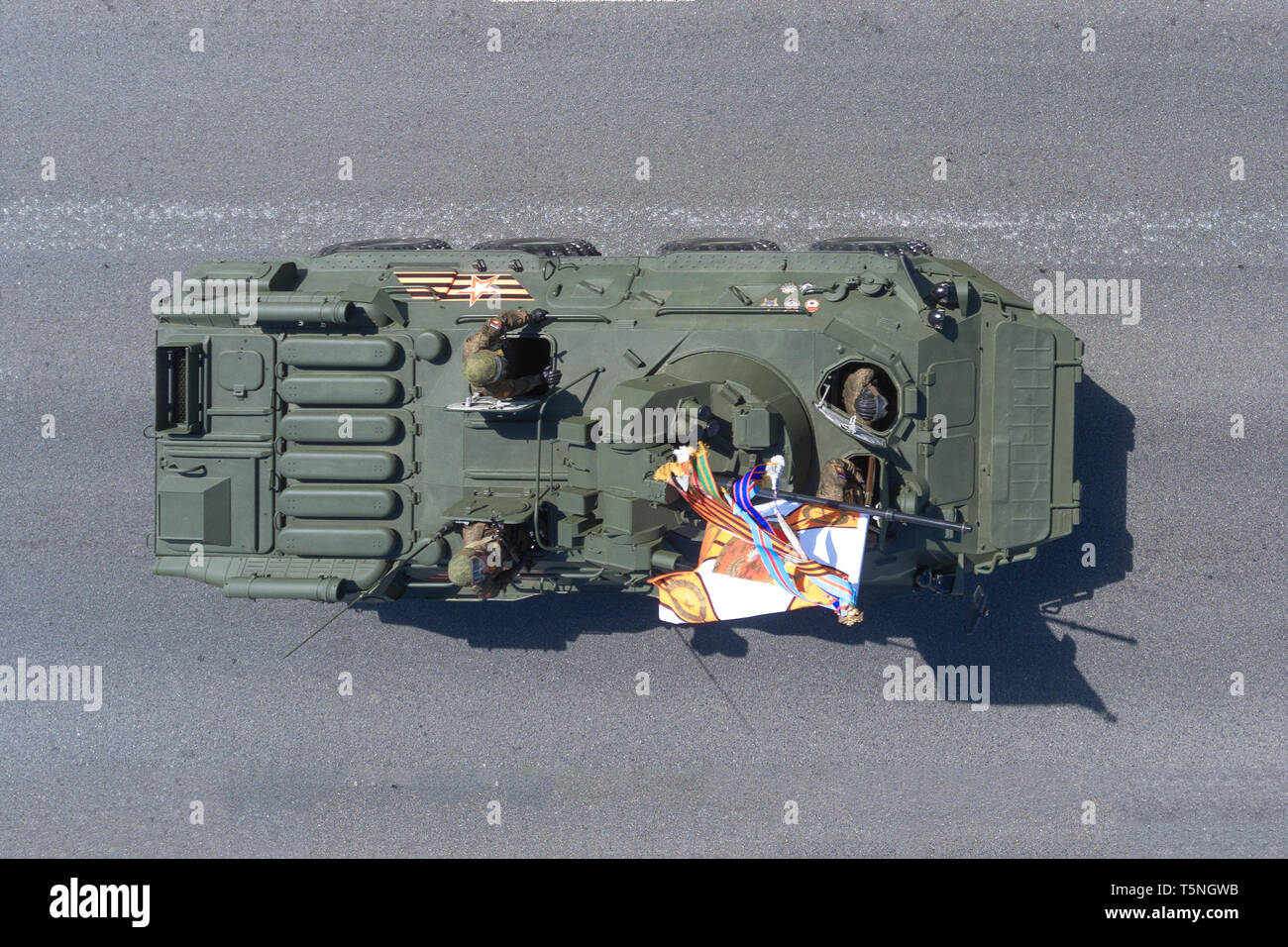 Moscou, le 7 mai 2017. BTR-80 revient de la Place Rouge après la répétition de la Victoire Day Parade, vue du dessus. Banque D'Images