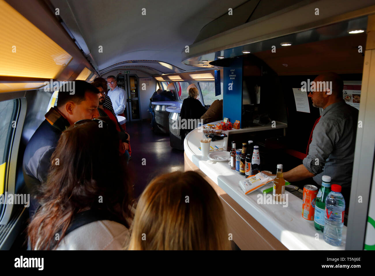 L'achat des boissons et des collations dans une voiture TGV inOui cafe, France Banque D'Images