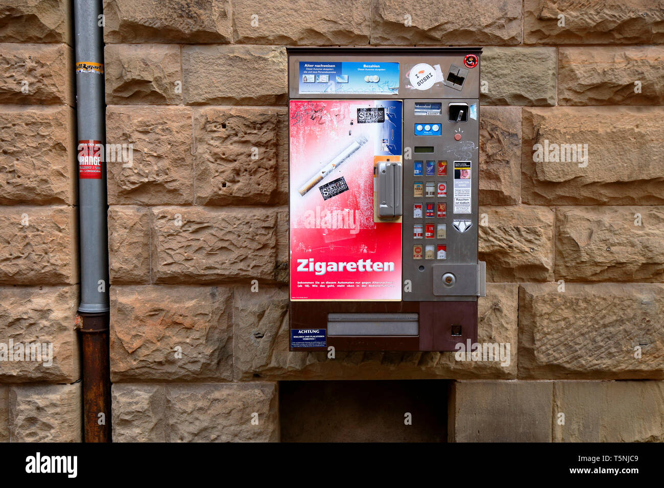 Un distributeur automatique de cigarettes sur le trottoir en Allemagne Banque D'Images