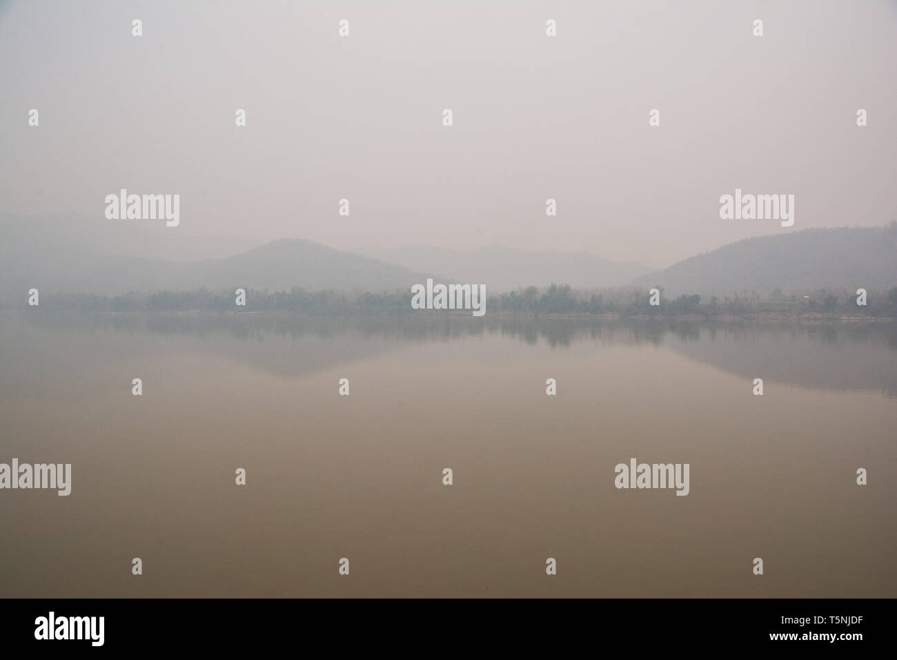 Vue sur le Mékong à Luang Prabang, Laos. Air brumeux dû à la pollution de l'air pendant la « saison de combustion » à Southeastasia. Banque D'Images