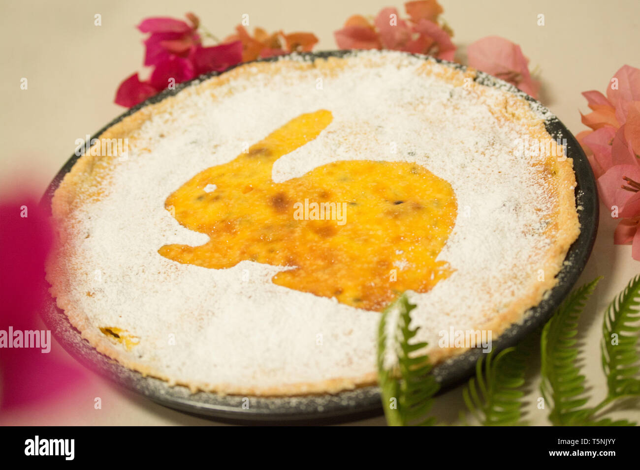 Gateau De Paques Suisse Traditionnel Avec Pochoir Lievre Sur Sucre Glace Entoure De Fleurs Roses Et De Fougeres Photo Stock Alamy