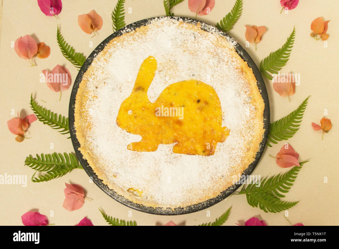 Gateau De Paques Suisse Traditionnel Avec Pochoir Lievre Sur Sucre Glace Entoure De Fleurs Roses Et De Fougeres Photo Stock Alamy