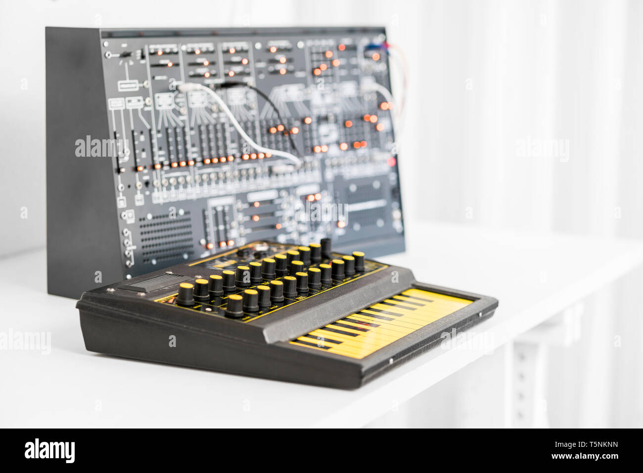 Deux synthétiseurs. EDP Wasp de 1978 et d'un clone moderne de l'Arp 2600 à partir de 1971 avec câbles de raccordement, dans un studio d'enregistrement analogique. Banque D'Images