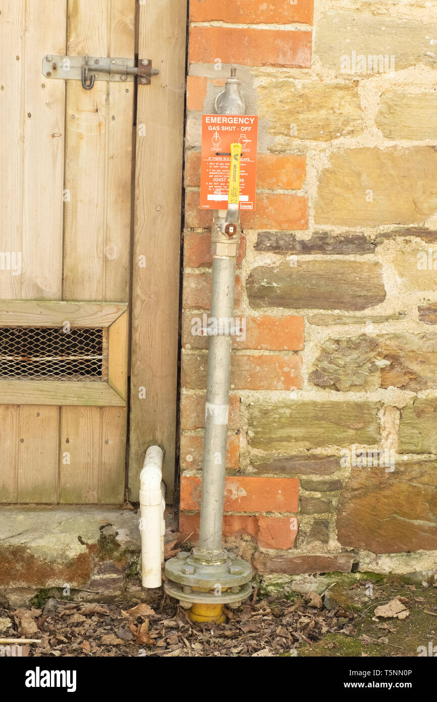 La soupape d'arrêt de gaz de secours extérieur à l'air libre ou sur la position, Cornwall, Angleterre. Cette image est utile pour localiser l'extérieur typique. Banque D'Images