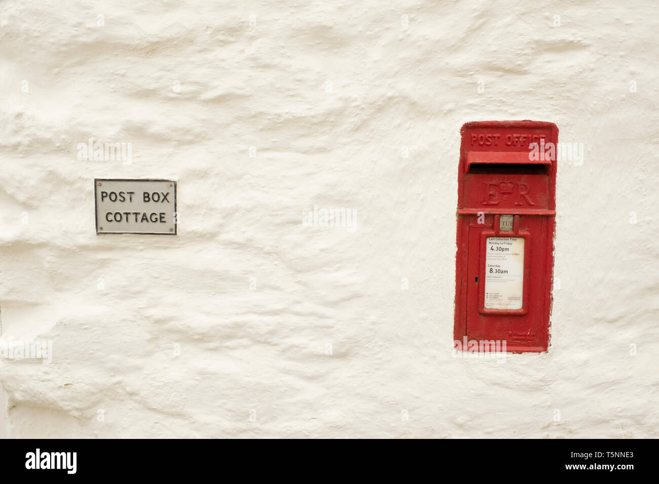 Postbox dans mur de cottage, et signer, au nom de la chambre mur dans village Durgan, Cornwall, Angleterre Banque D'Images