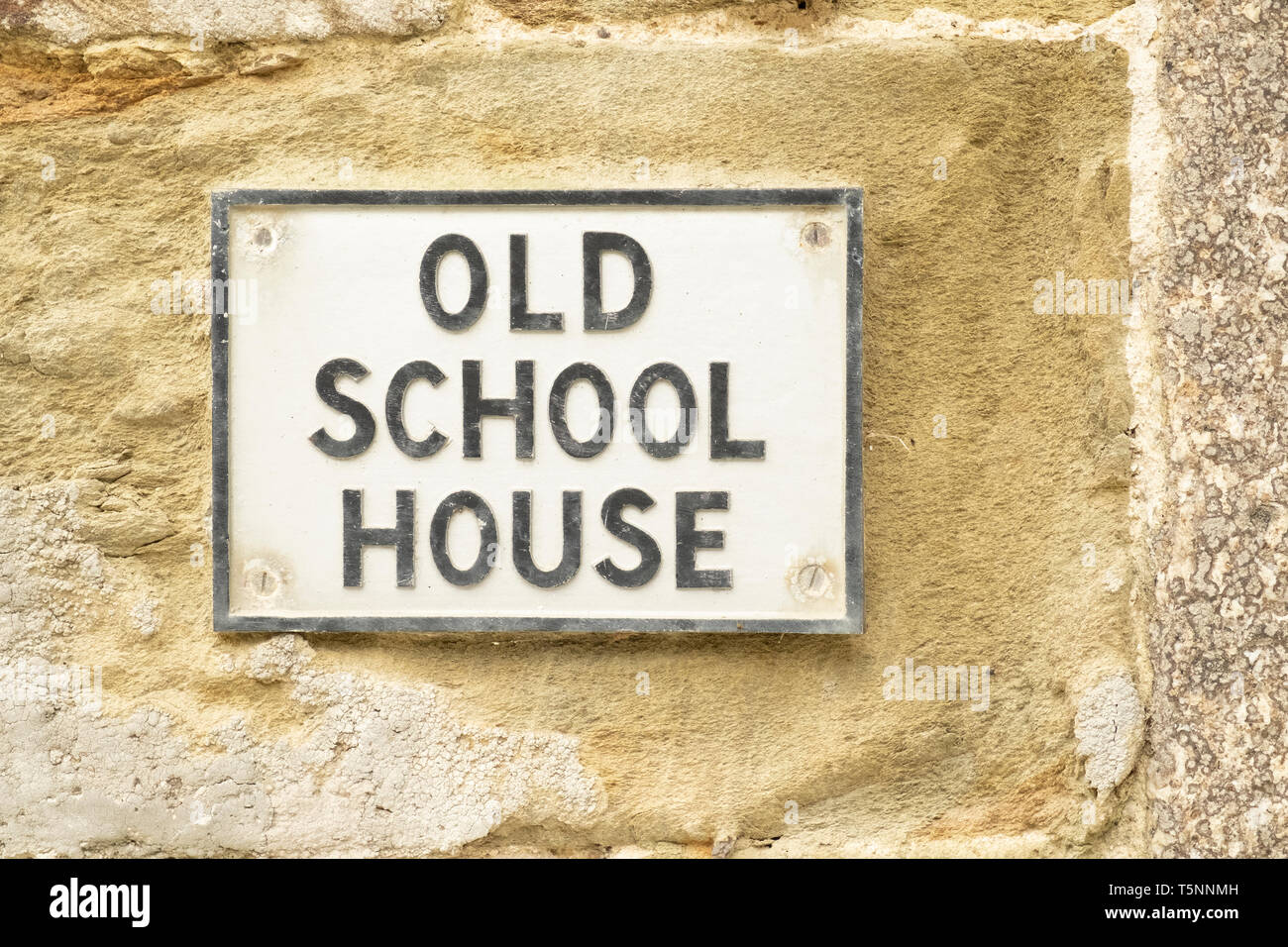Nom de maison panneau 'Old School House', sur mur dans village Durgan, Cornwall, Angleterre Banque D'Images