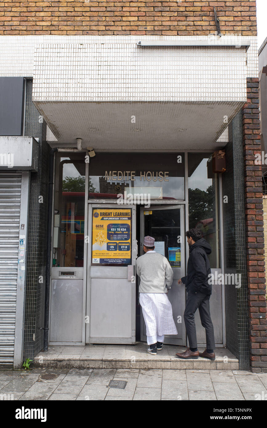 Les hommes entrer dans la mosquée où Khuram Butt, l'un des participant à l'attaque du pont de Londres le 3 juin 2017, était en prière, aboiements, Londres. Banque D'Images