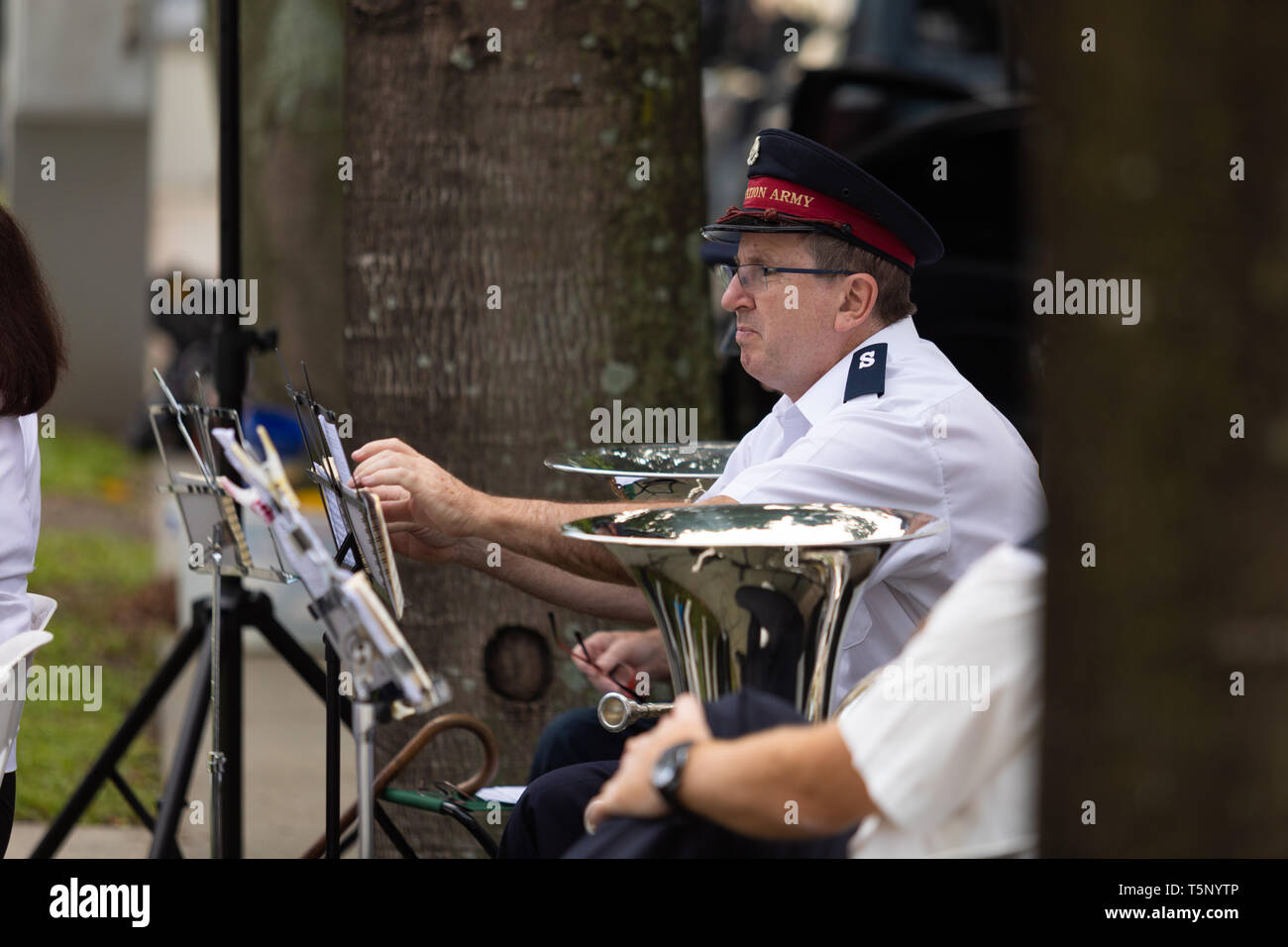 Brass Band de l'Armée du salut se préparer pour leur performance à l'ANZAC day mars rue Banque D'Images