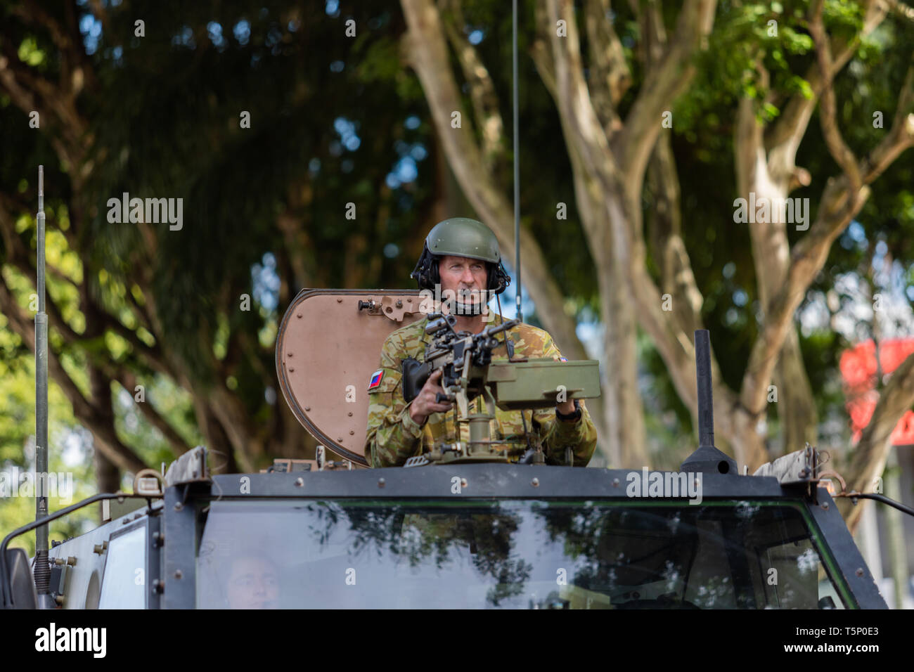 Un officier de l'armée en face arrière de l'arme sur l'effectif de son armée berline véhicule lors de l'Anzac Day street mars Banque D'Images