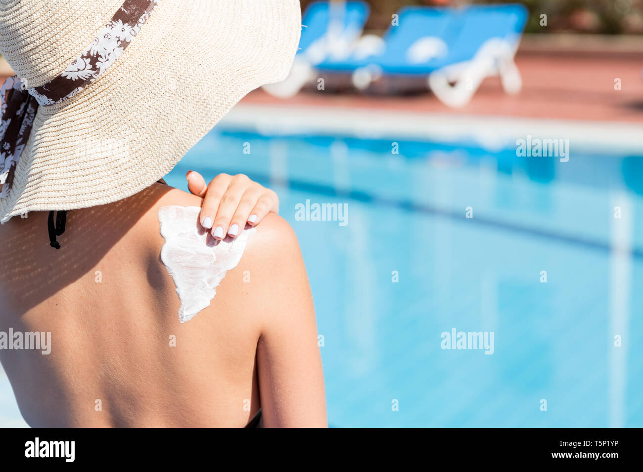 Jeune femme avec bikini bleu, application de crème solaire Banque de  photographies et d'images à haute résolution - Alamy