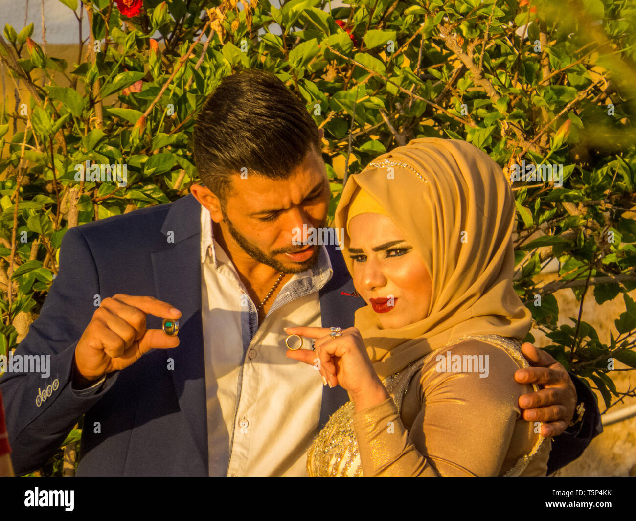 Tyr Liban 21 Mai 2017 Couple Arabe Non Identifie Qui Pose Pour Un Photographe Le Jour De Leur Mariage Photo Stock Alamy