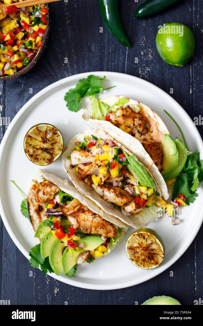 Fish tacos avec salsa à la mangue Banque D'Images