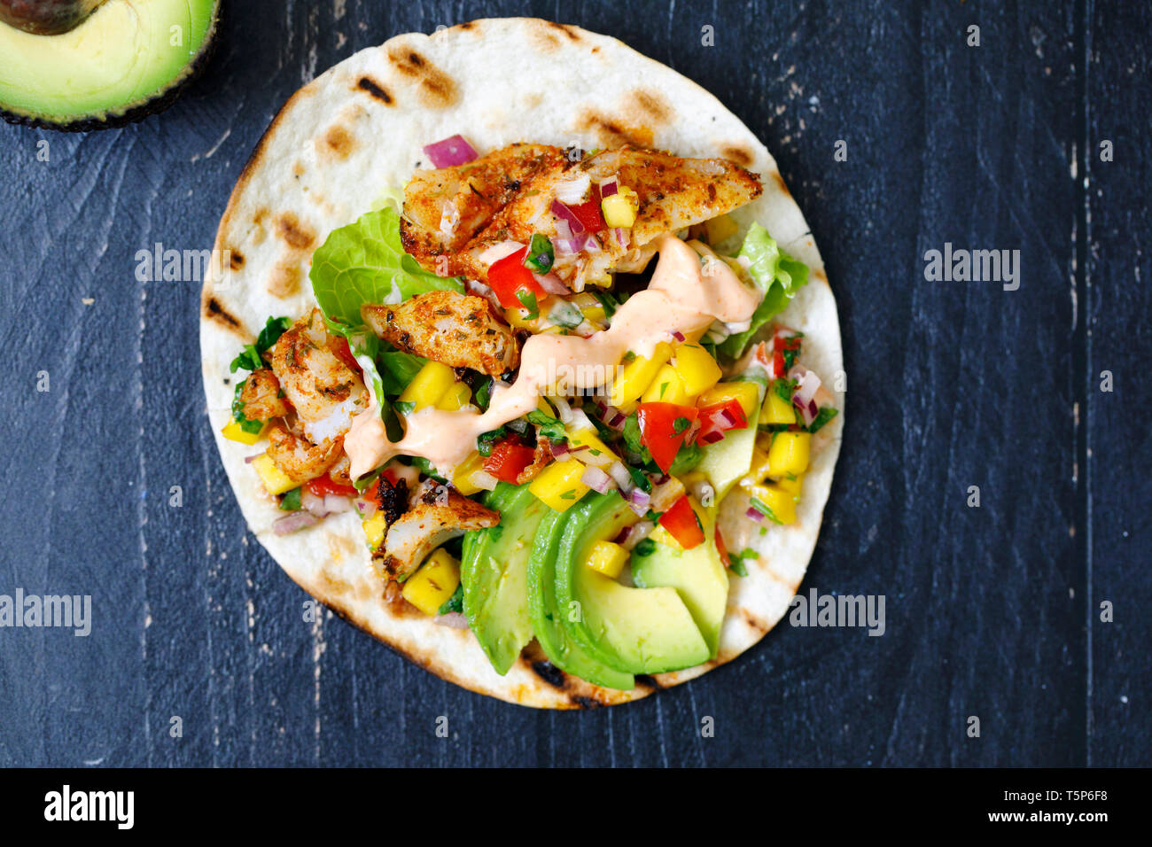 Fish tacos avec salsa à la mangue Banque D'Images