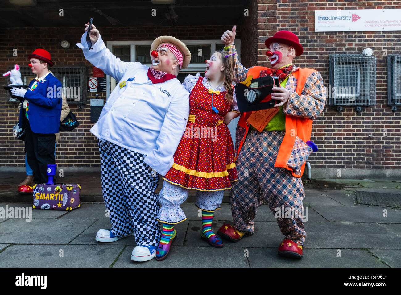 L'Angleterre, Londres, l'Assemblée annuelle de l'Église au service de clowns Grimaldi All Saints Church, West Bay, Groupe de clowns prendre Photos Selfies Banque D'Images