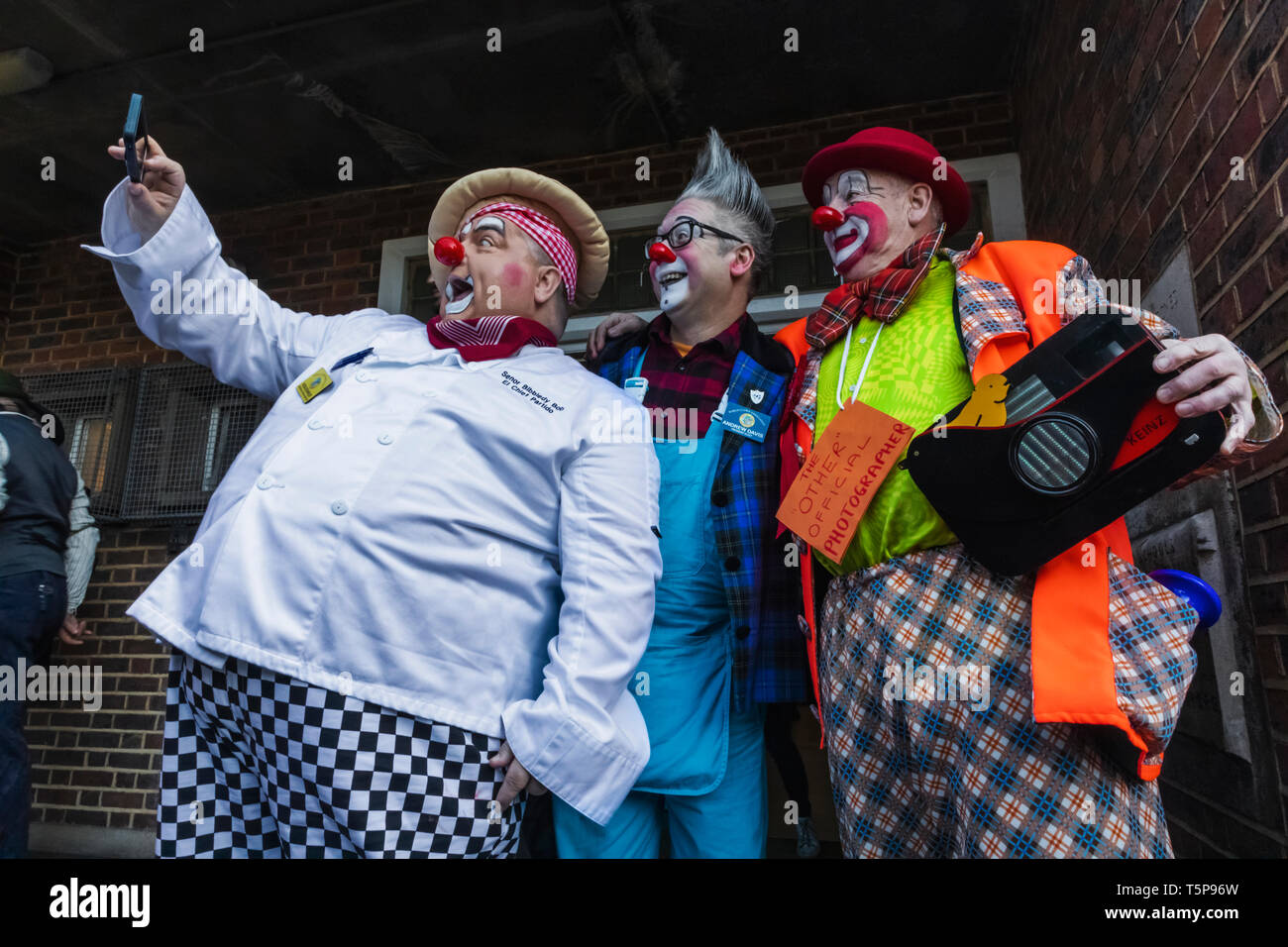 L'Angleterre, Londres, l'Assemblée annuelle de l'Église au service de clowns Grimaldi All Saints Church, West Bay, Groupe de clowns prendre Photos Selfies Banque D'Images