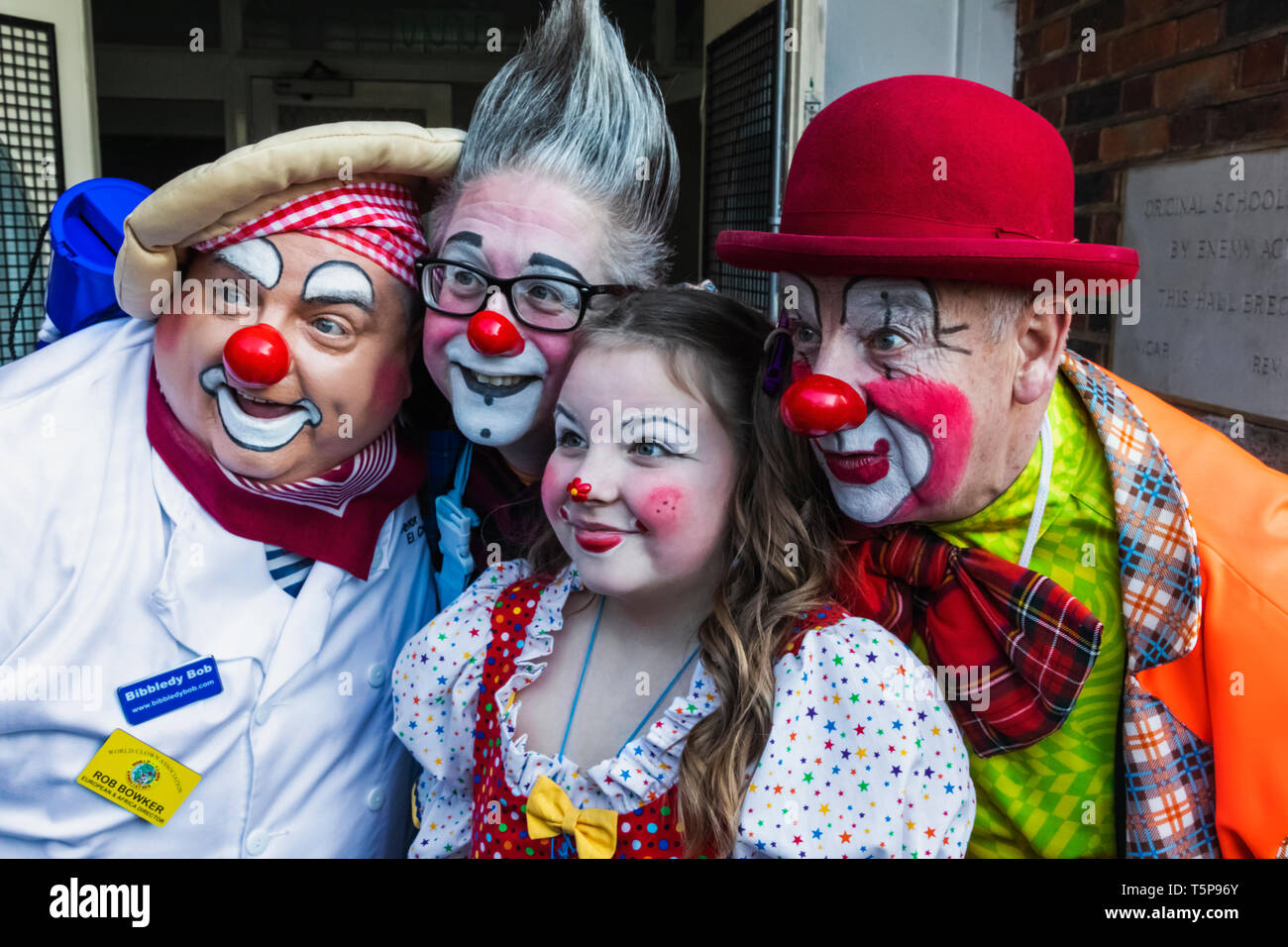 L'Angleterre, Londres, l'Assemblée annuelle de l'Église au service de clowns Grimaldi All Saints Church, West Bay, Groupe de clowns prendre Photos Selfies Banque D'Images
