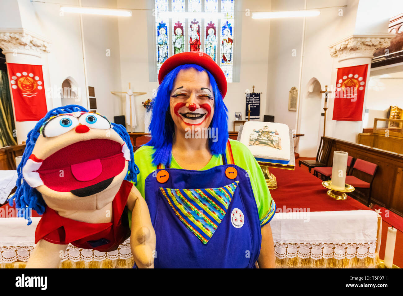 L'Angleterre, Londres, l'Assemblée annuelle de l'Église au service de clowns Grimaldi All Saints Church, West Bay, femme Clown à l'intérieur de l'église All Saints Banque D'Images