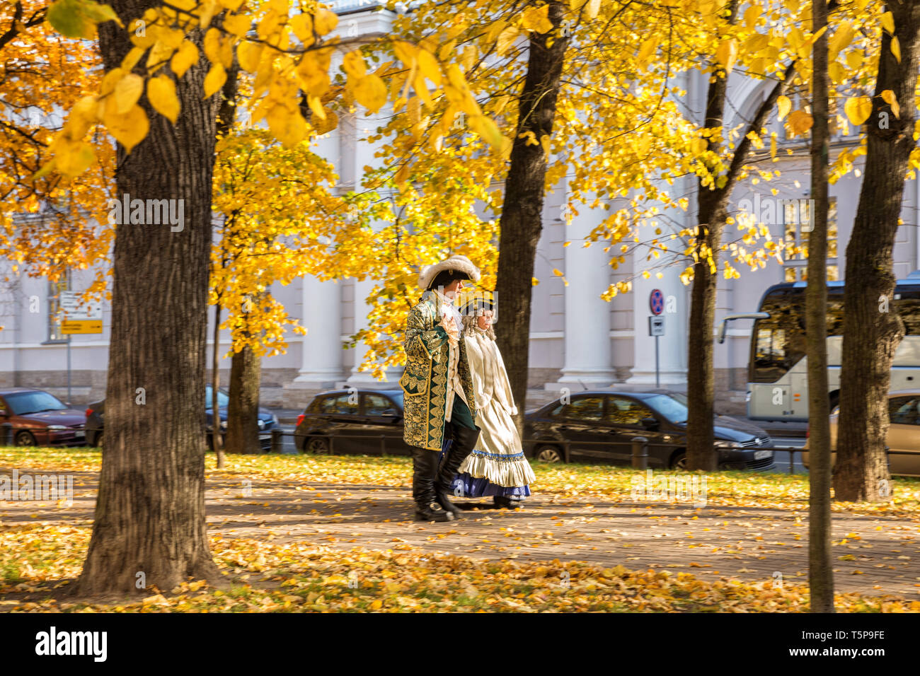 ST. PETERSBURG, Russie - le 16 octobre 2018 : les acteurs de la rue dans les costumes de Pierre le Grand et Catherine la deuxième promenade le long du boulevard d'automne Banque D'Images