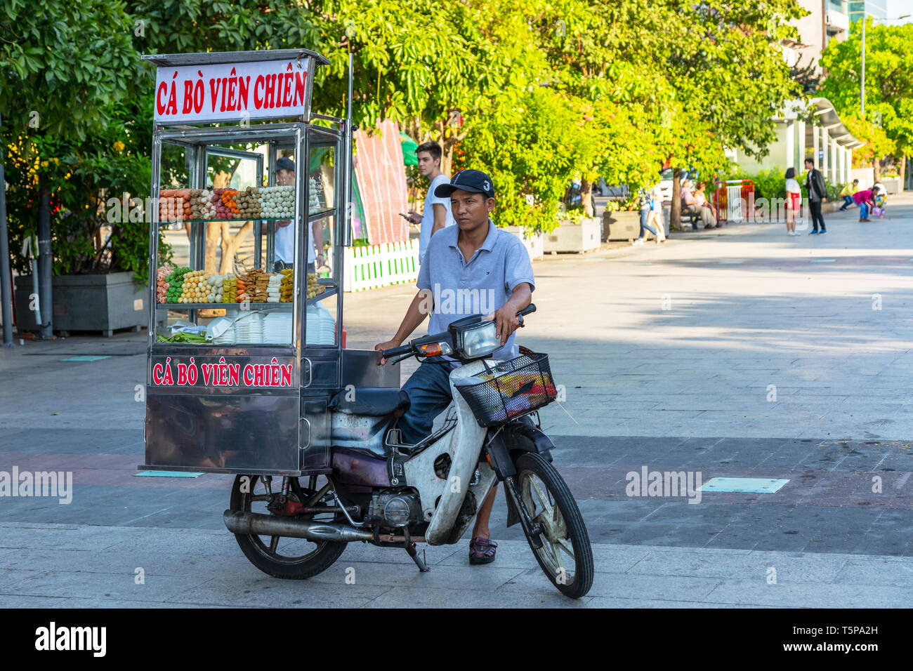 Distributeur alimentaire mobile à l'arrière d'une moto, Ho Chi Minh City, Vietnam, Asie Banque D'Images