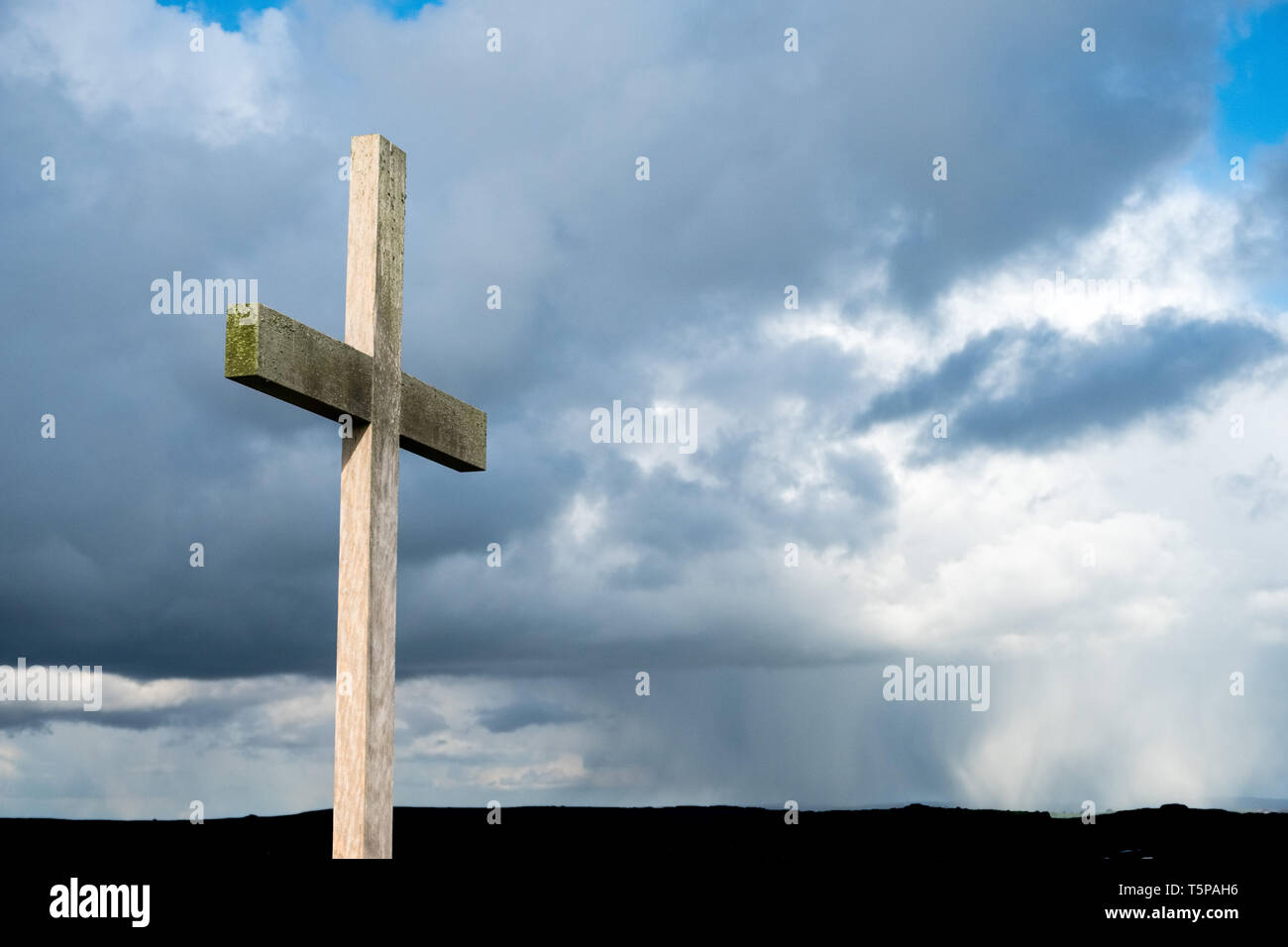 Croix chrétienne contre un ciel maussade, sombre Banque D'Images