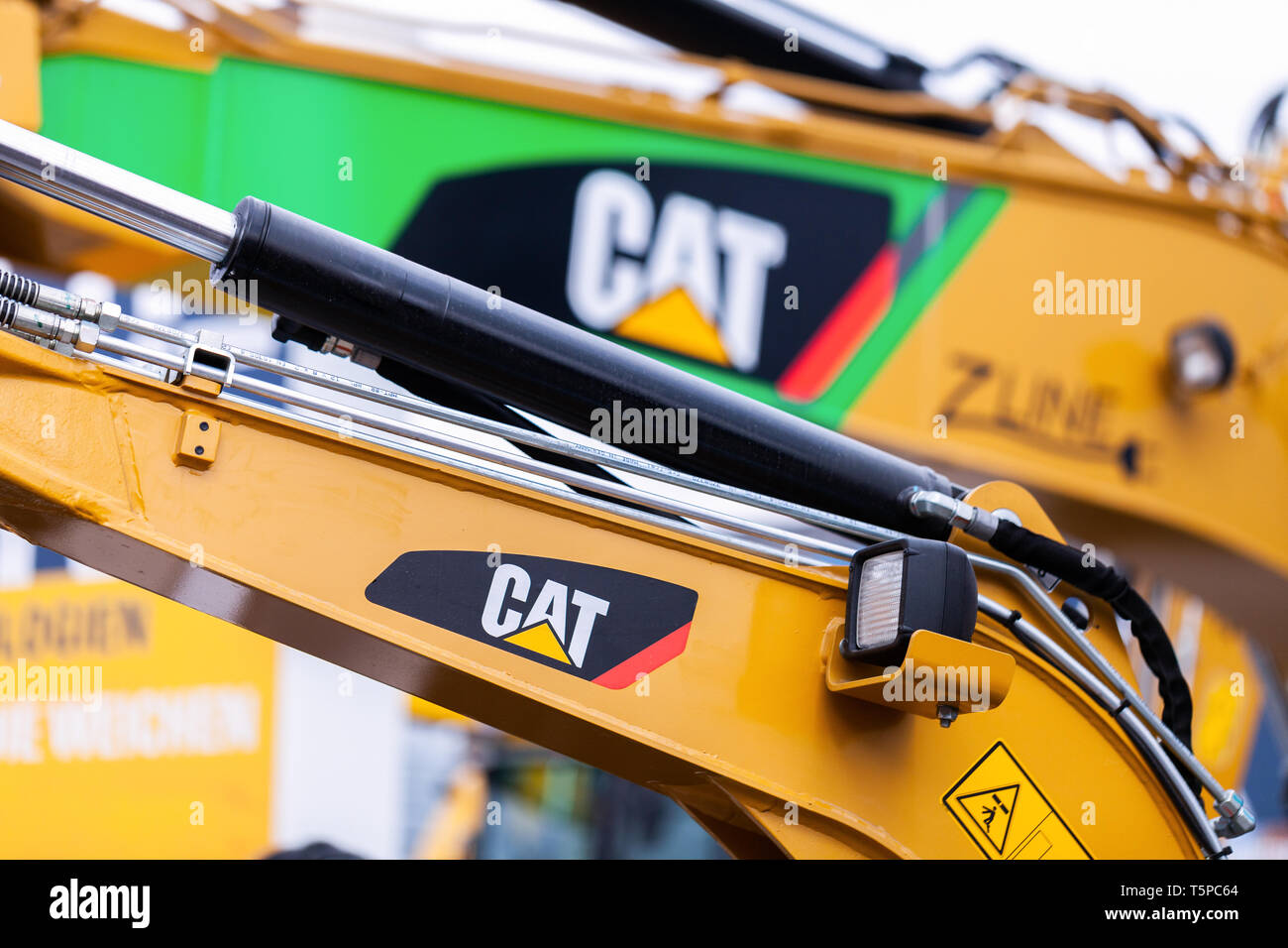 MUNICH / ALLEMAGNE - 14 avril 2019 : Caterpillar logo sur un bras excavateur CAT à un concessionnaire de la machine. Banque D'Images