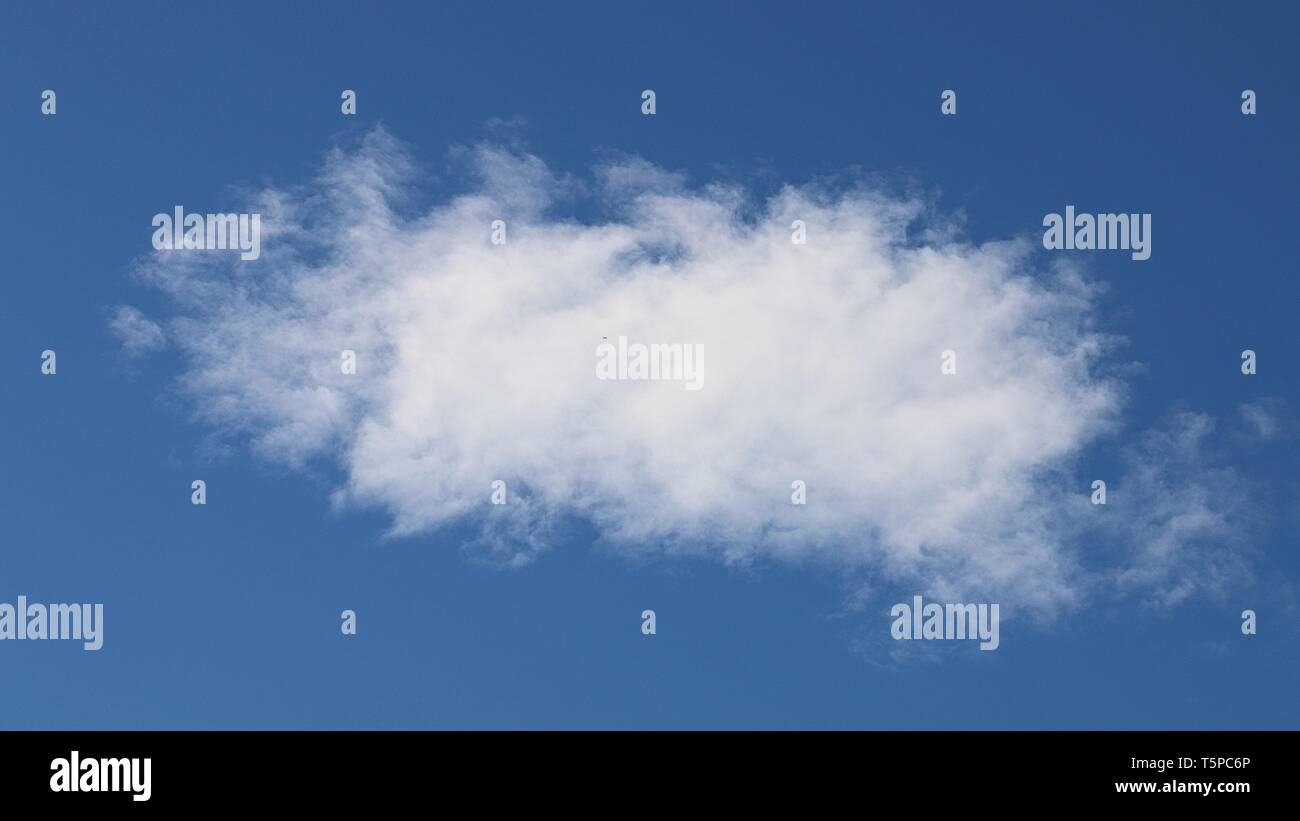 Sud de la France - cumulus dans un ciel bleu - forme ovale bulle Banque D'Images