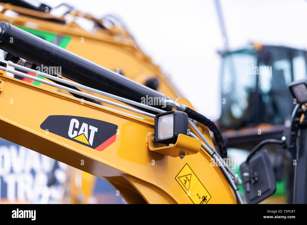 MUNICH / ALLEMAGNE - 14 avril 2019 : Caterpillar logo sur un bras excavateur CAT à un concessionnaire de la machine. Banque D'Images