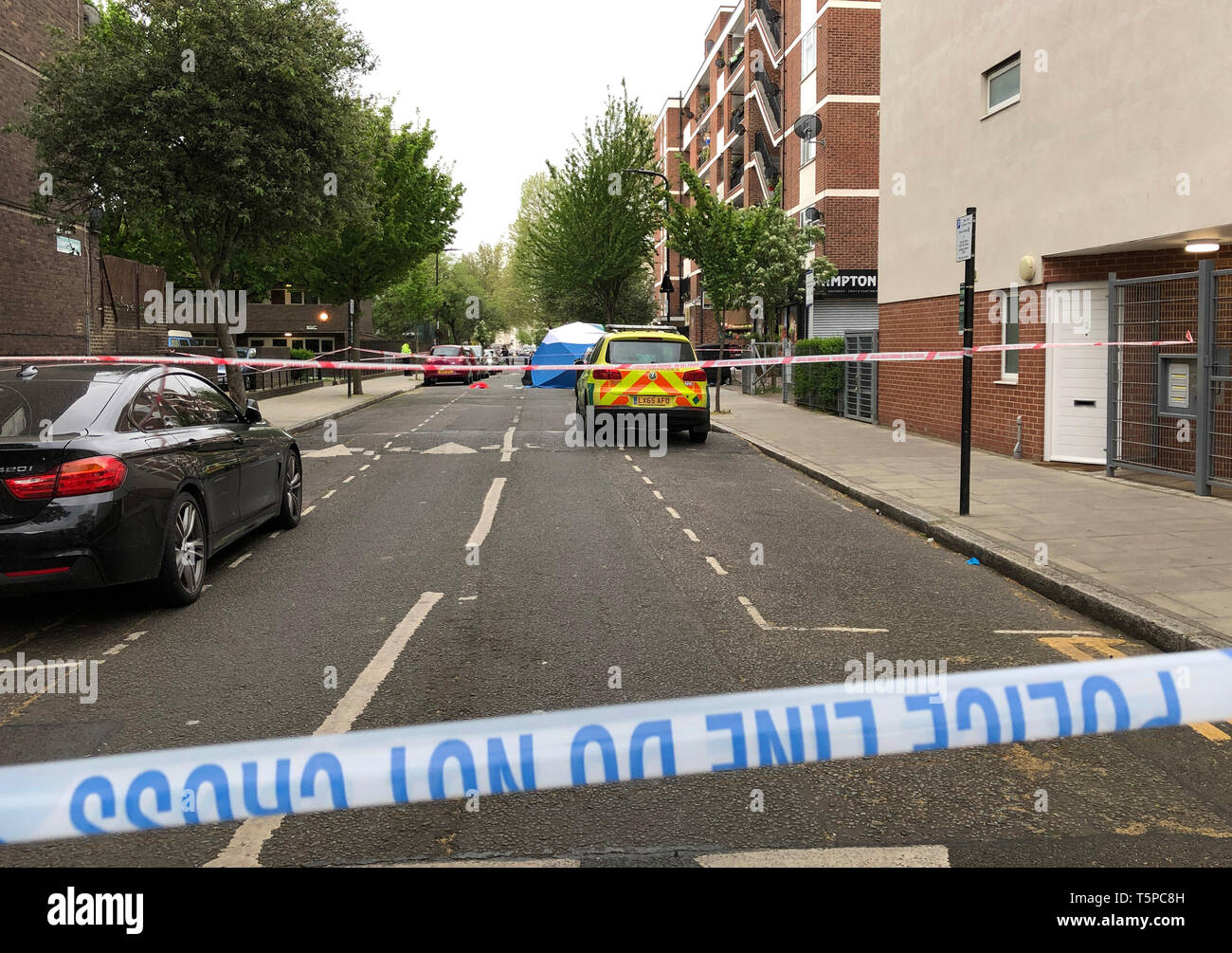 La police à la scène sur Frampton Park Road à Londres après un double coup de poignard. Banque D'Images