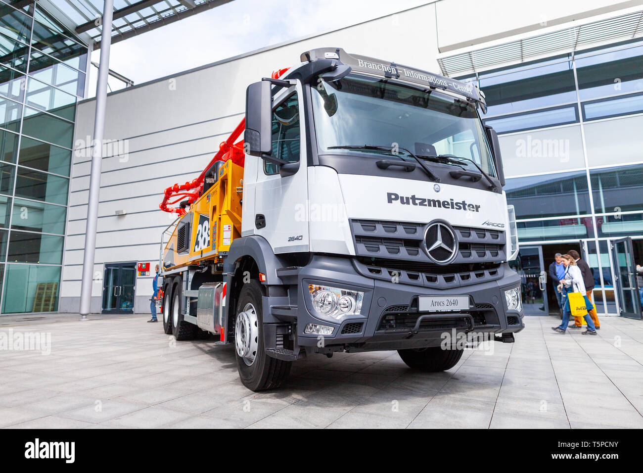 MUNICH / ALLEMAGNE - 14 avril 2019 : Mercedes Benz camion avec une pompe à béton se trouve en face d'une salle de Munich. Banque D'Images