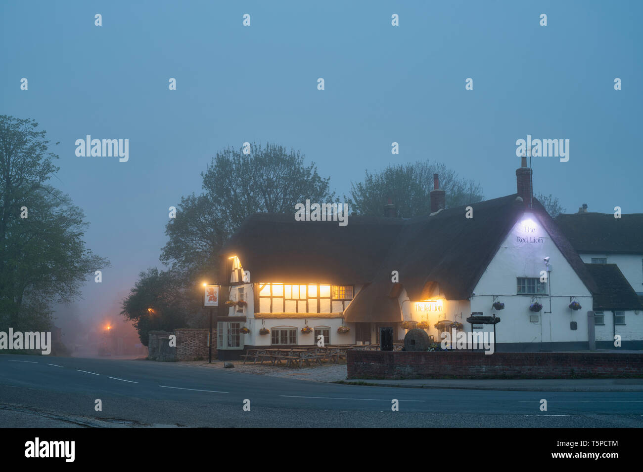 Le Red Lion Pub dans le brouillard matinal, Avebury dans le Wiltshire, Angleterre Banque D'Images