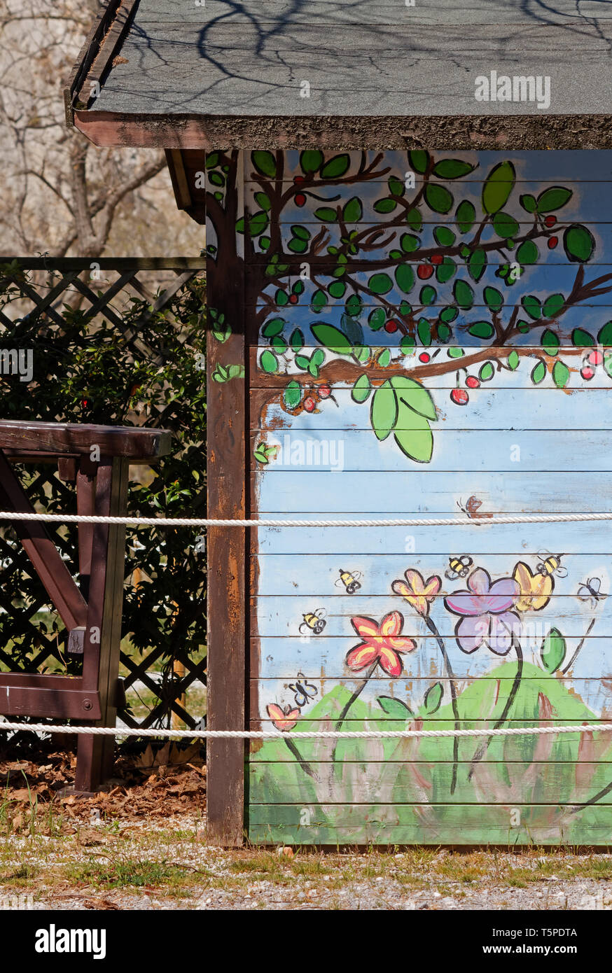 Les fleurs et les branches d'arbres peints sur le mur extérieur d'un chalet en bois Banque D'Images