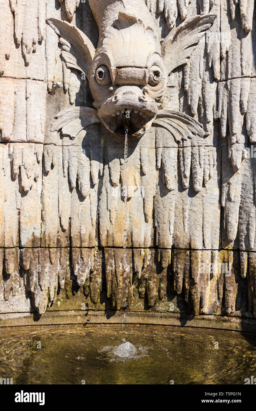 Un gargouille de poisson-dragon projette de l'eau dans une piscine sur un mur le long de l'esplanade du domaine Biltmore à Asheville, en Caroline du Nord, aux États-Unis Banque D'Images
