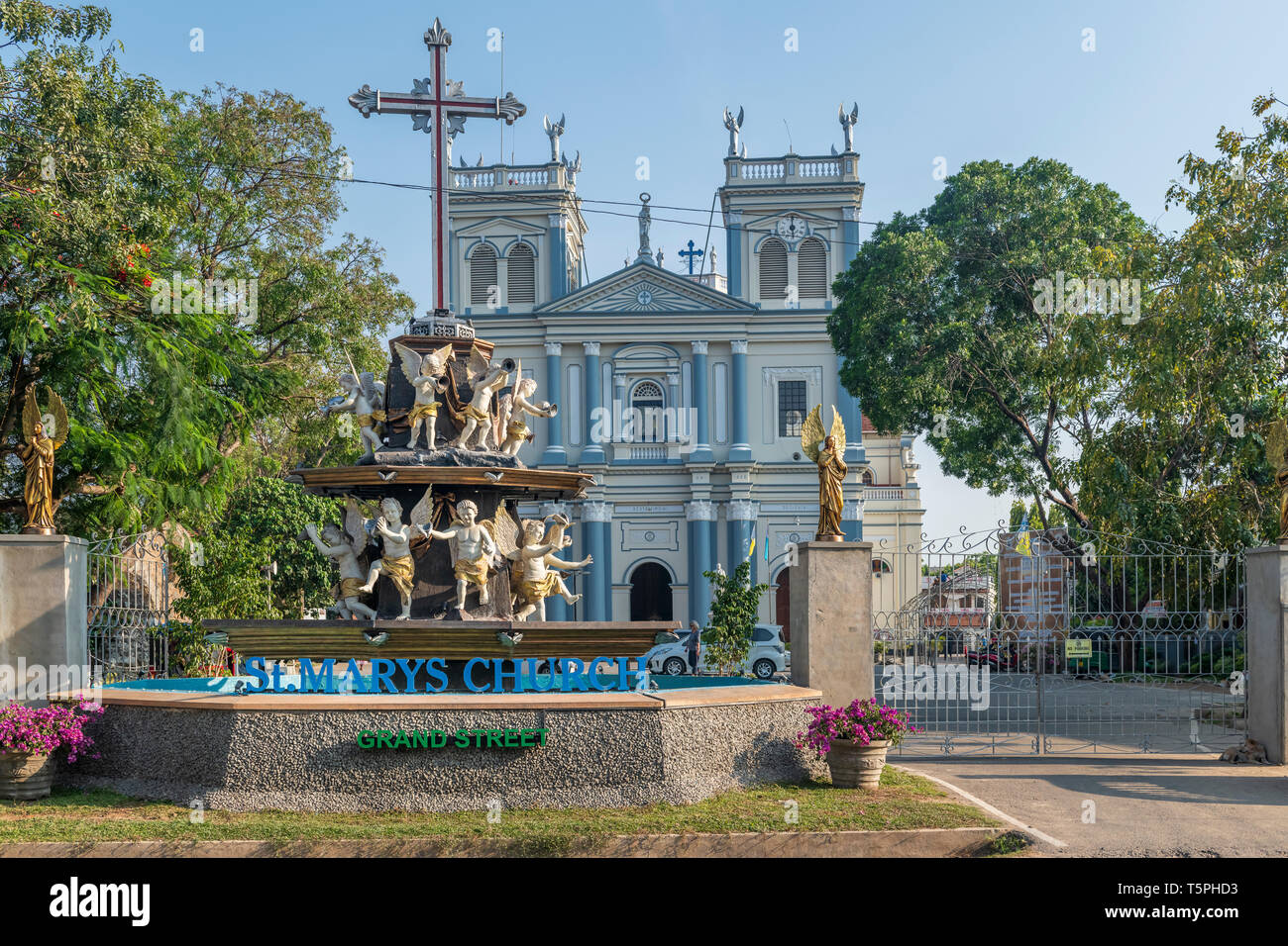 L'entrée de l'église St Mary sur Grand Street au coeur de la ville de Negombo, Sri Lanka. Banque D'Images