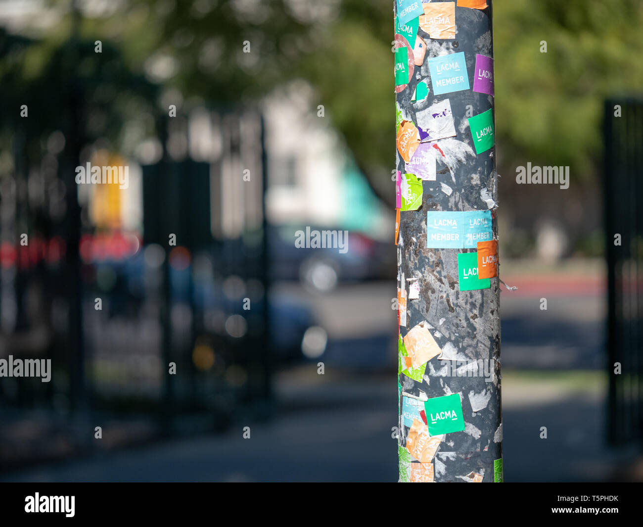 Los Angeles Country Museum of Modern art stickers sur un lampadaire Banque D'Images