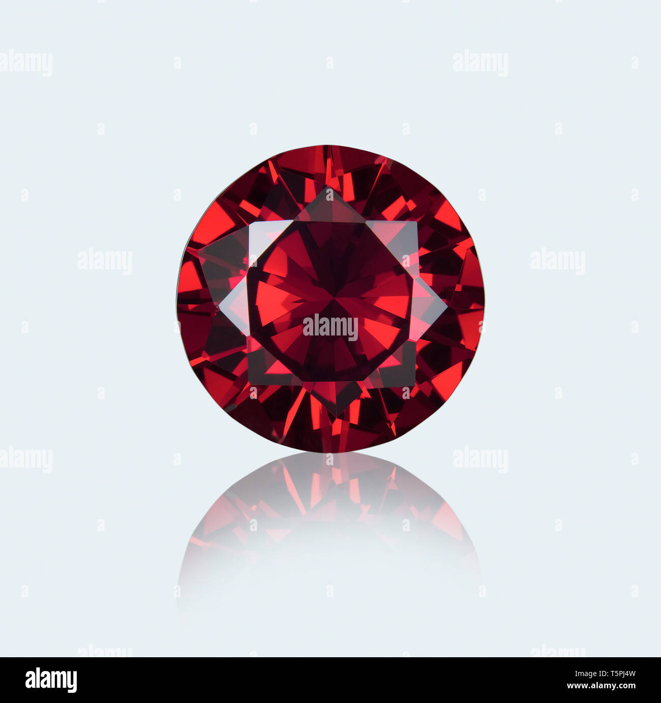 Grenat Rubis Taille Ronde Ronde Pierre Precieuse Taillee Taille Ronde Rubis Grenat Taille Ronde Photo Stock Alamy