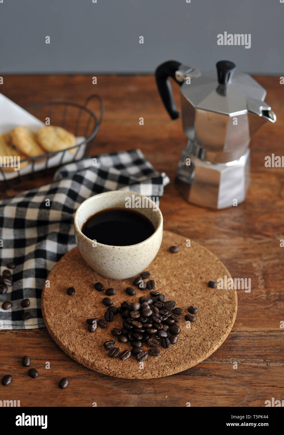 Pot Moka cafetière et tasse à café, expresso cafetière italienne en acier  Photo Stock - Alamy