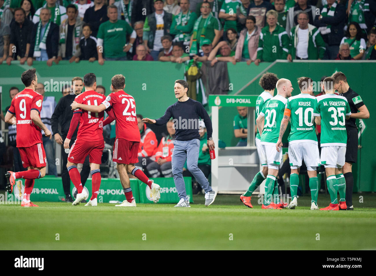 Niko Kovac (mi., Coach, M) calme vers le bas ses joueurs après un combat, de gauche à rightn.r. Robert LEWANDOWSKI (M), James RODRIGUEZ (M), Thomas Mueller (Mvºller, M), Milos VELJKOVIC (HB), Davy KLAASSEN (HB), Max Kruse (HB), Maximilien EGGESTEIN (HB), arbitre Daniel Siebert, plein la figure, format horizontal, en colère, colère, colère, colère, wvºtend frustratedriert, frustrés, déçus, déçus, latexé, déception, déception, triste, football DFB-Pokal, demi-finale, le Werder Brême (HB) - FC Bayern Munich (M) 2 : 3, le 24.04.2019 à Brême/Allemagne. ¬ | conditions dans le monde entier Banque D'Images