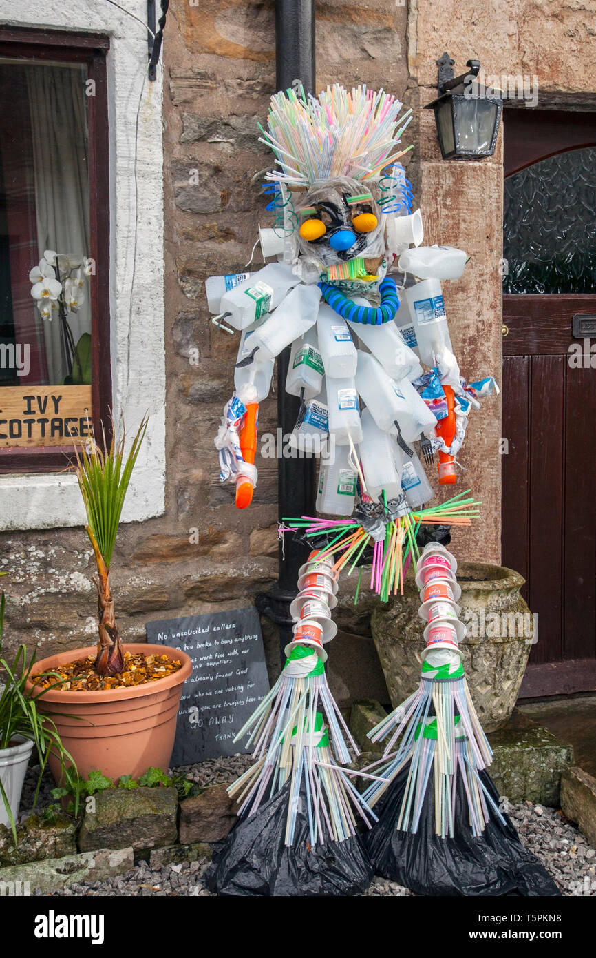 Sculpture en bouteille recyclée au Festival de Scarecrow. Cette année, le festival d'une semaine a pour thème l'extinction, les mises en danger, l'extinction et le changement climatique. Il implique des écoles locales de la région qui ont créé les figures dans le cadre d'un projet éducatif qui couvre un certain nombre de questions liées à l'environnement naturel. Alimentation verte. Récupération des eaux de pluie. Économie d'énergie. Recyclage. Pollution. Qualité du sol. Effet de serre. Changement climatique. Banque D'Images