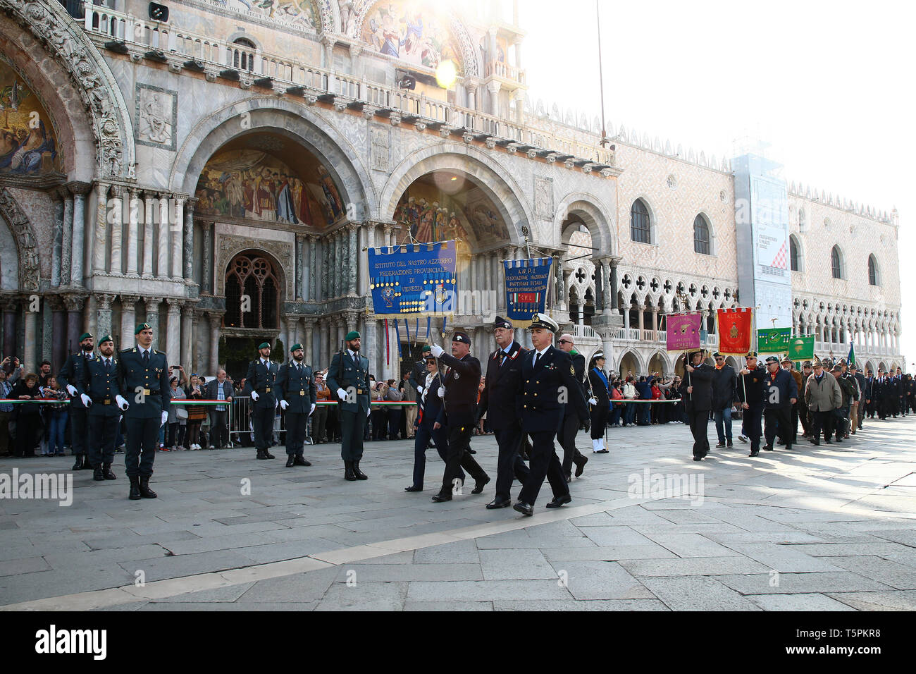 Le 25 avril, l'Italie célèbre la libération du fascisme nazi, mais pour Venise et les Vénitiens le 25 avril est une tradition beaucoup plus ancienne que la Fête nationale : c'est la fête de San Marco, le saint patron de la ville et aussi le moment de la tradition de l'bócolo qui consiste à donner l'être aimé un bouton de rose. Banque D'Images