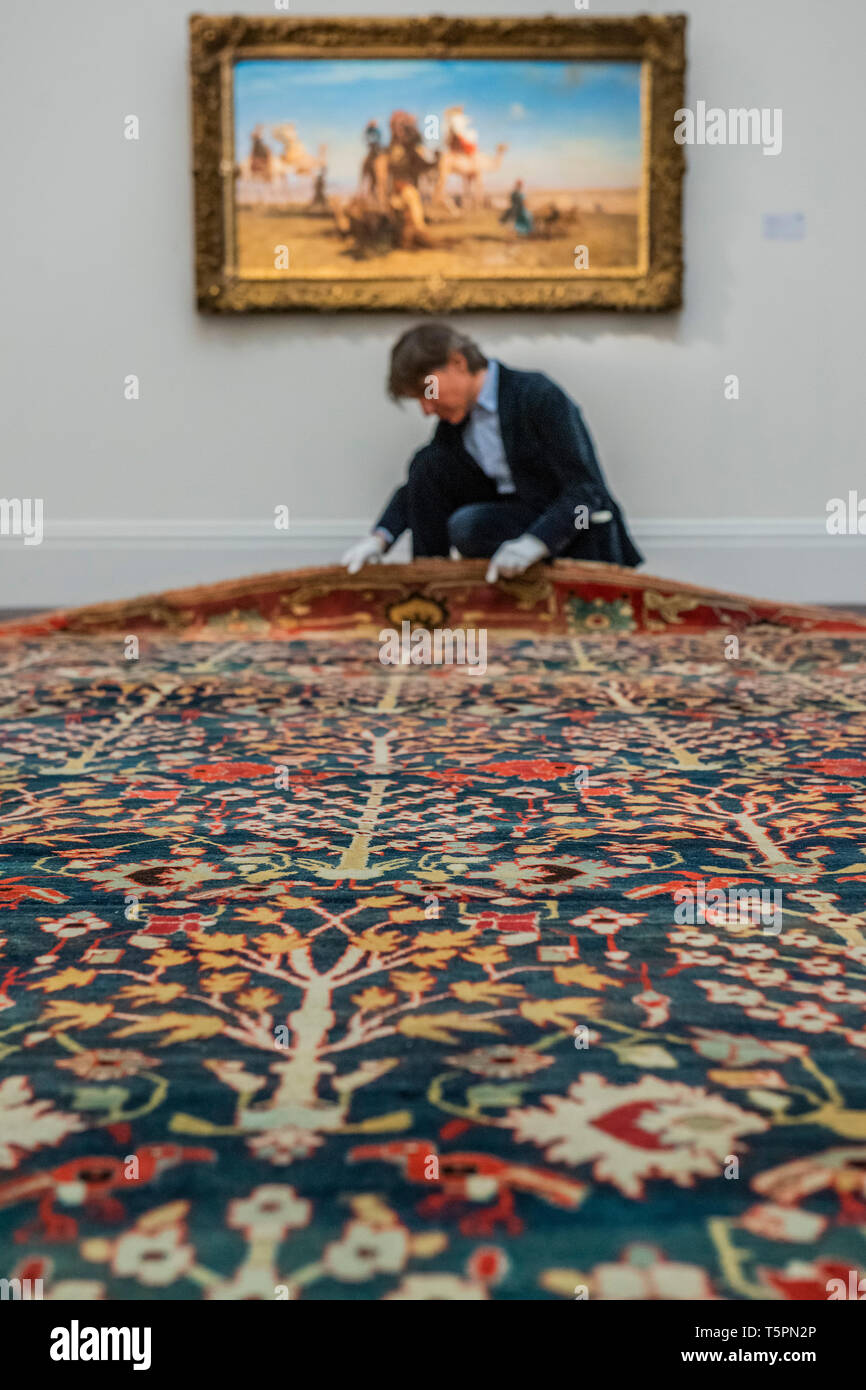Sothebys, Londres, Royaume-Uni. 26 avr 2019. Leoon Belly, une Gazelle Chasse en Egypte, est £250-350,000 derrière un tapis de grande - un essai de 1 200 ans d'art du Moyen-Orient à Sotheby's Londres. Les ventes aux enchères aura lieu le 30 avril et 1 mai. Crédit : Guy Bell/Alamy Live News Banque D'Images