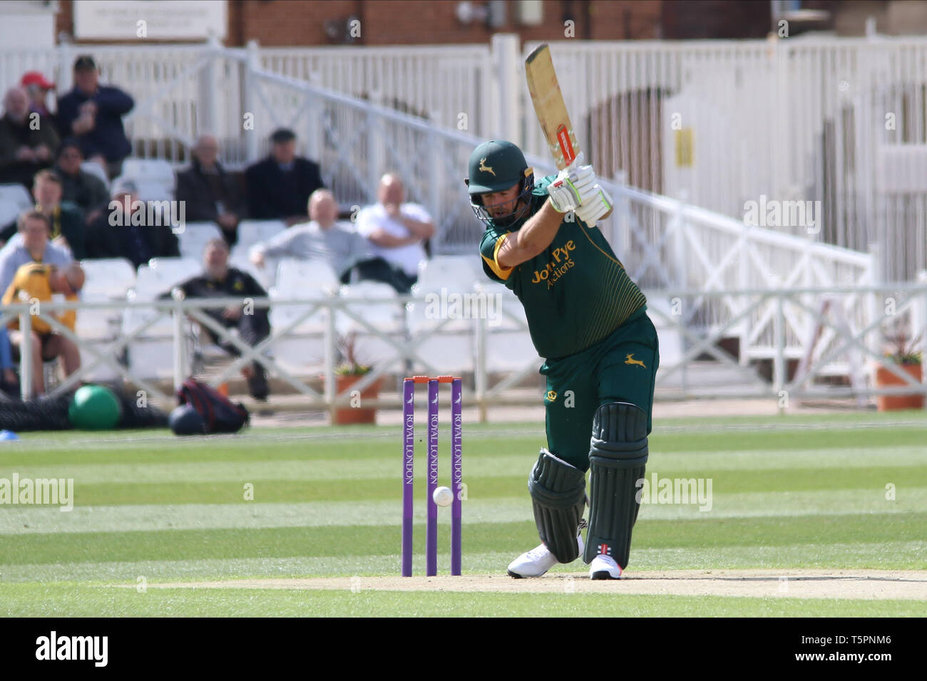 Nottingham, Royaume-Uni. Apr 26, 2019. Joe Clarke batting au cours de la Royal London Simatai Cup match entre Notts Outlaws et renards Leicestershire à Trent Bridge, Nottingham, Angleterre le 26 avril 2019. Photo de John Mallett. Usage éditorial uniquement, licence requise pour un usage commercial. Aucune utilisation de pari, de jeux ou d'un seul club/ligue/dvd publications. Credit : UK Sports Photos Ltd/Alamy Live News Banque D'Images