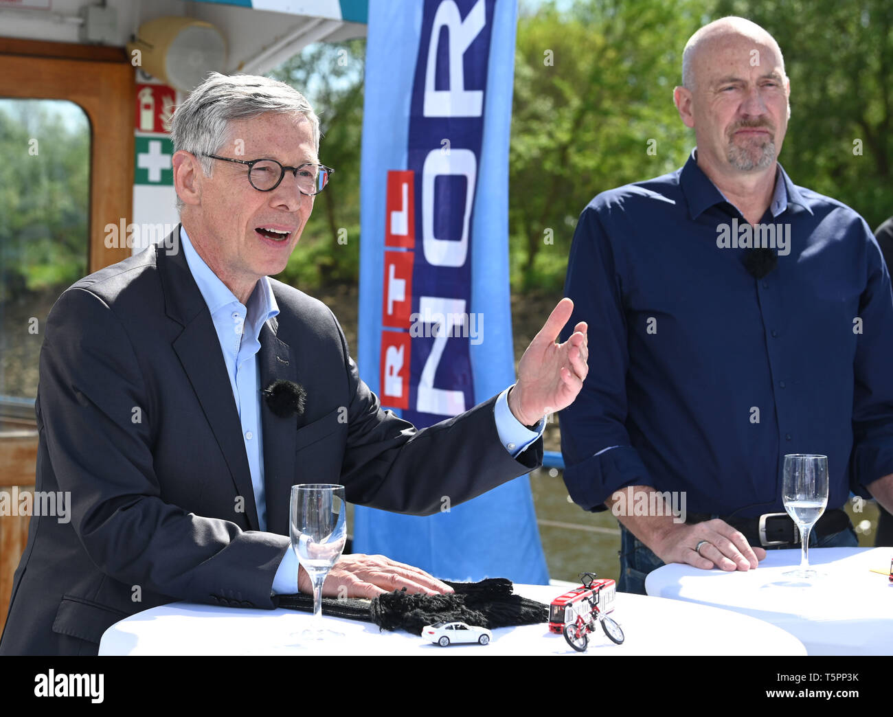 Brême, Allemagne. Apr 25, 2019. Carsten Meyer-Heder (r), le premier candidat de la CDU et SPD, Carsten Sieling (l), maire de Brême, se tenir à côté de l'autre au cours d'un duel pour la TV Bremen élections. Sieling et Meyer-Heder ont répondu aux questions des journalistes de RTL-Nord pendant un voyage en bateau sur la Weser. Credit : Carmen Jaspersen/dpa/Alamy Live News Banque D'Images