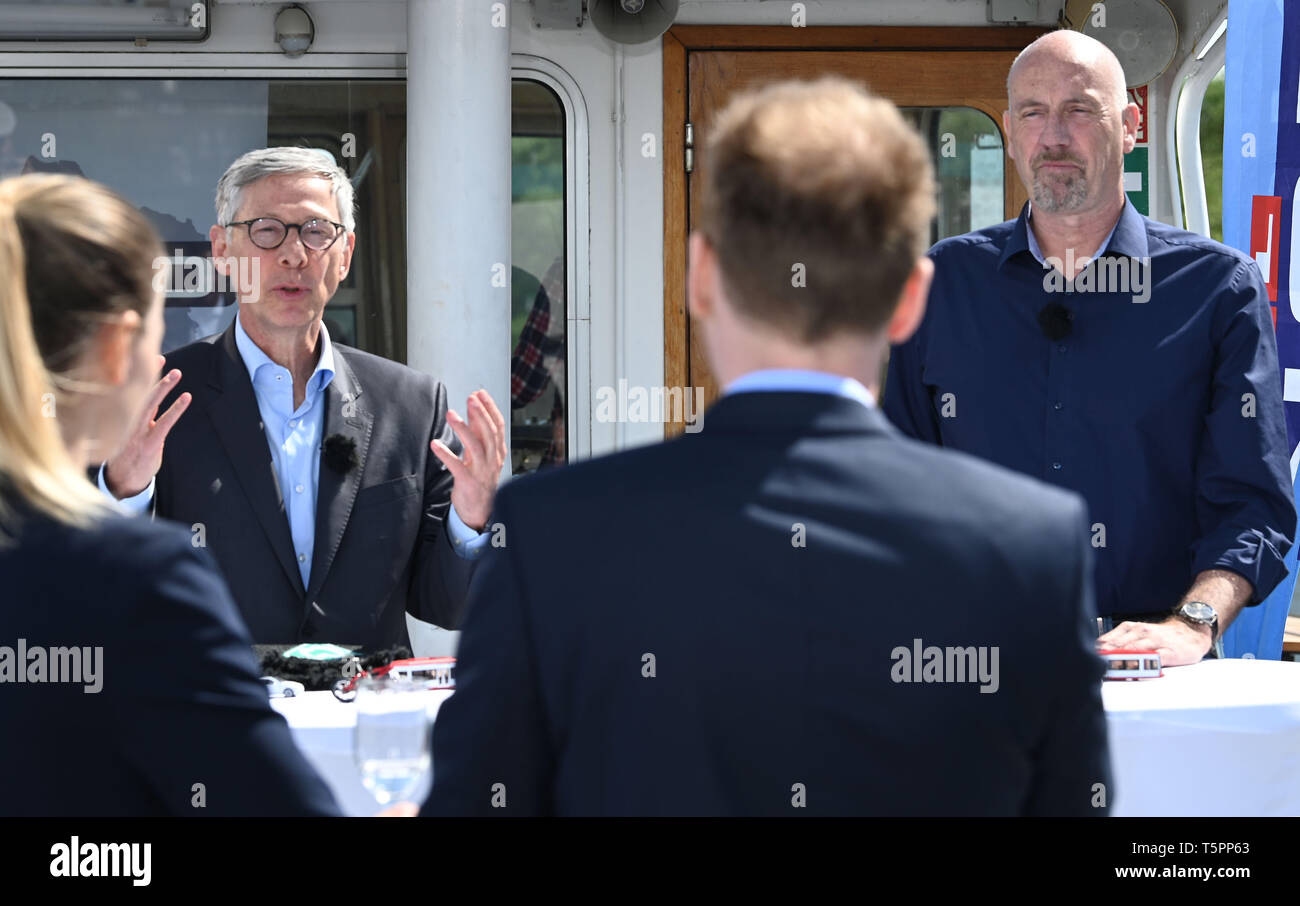 Brême, Allemagne. Apr 25, 2019. Carsten Meyer-Heder (r), le premier candidat de la CDU et SPD, Carsten Sieling (l), maire de Brême, se tenir à côté de l'autre au cours d'un duel pour la TV Bremen élections. Sieling et Meyer-Heder ont répondu aux questions des journalistes de RTL-Nord pendant un voyage en bateau sur la Weser. Credit : Carmen Jaspersen/dpa/Alamy Live News Banque D'Images