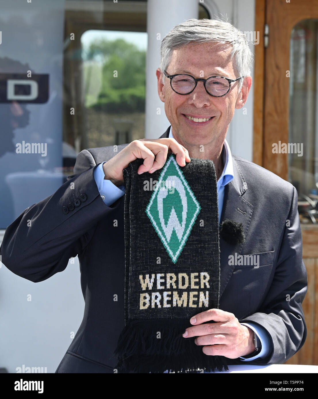 Brême, Allemagne. Apr 25, 2019. Maire Carsten Sieling (SPD) est titulaire d'un Werder Brême foulard dans ses mains lors d'un duel TV pour Brême des élections. Sieling et son challenger Meyer-Heder (CDU) a répondu aux questions des journalistes de RTL-Nord pendant un voyage en bateau sur la Weser. Credit : Carmen Jaspersen/dpa/Alamy Live News Banque D'Images