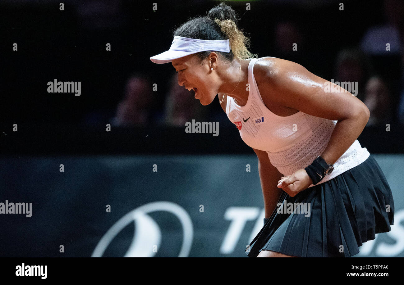 Stuttgart, Allemagne. Apr 26, 2019. Tennis : WTA-Tour - Grand Prix Porsche Stuttgart, des célibataires, des femmes, des quarts de finale, Osaka (Japon) - Vekic (Croatie). Naomi Osaka est de répondre. Credit : Marijan Murat/dpa/Alamy Live News Banque D'Images