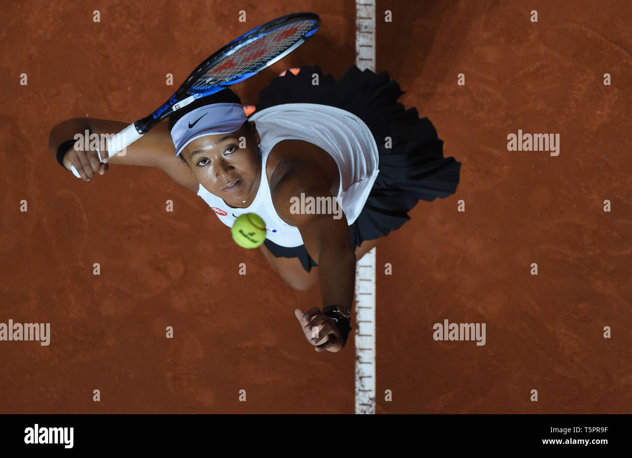 Stuttgart, Allemagne. Apr 26, 2019. Tennis : WTA-Tour - Grand Prix Porsche Stuttgart, des célibataires, des femmes, des quarts de finale, Osaka (Japon) - Vekic (Croatie). Naomi sert d'Osaka. Credit : Marijan Murat/dpa/Alamy Live News Banque D'Images