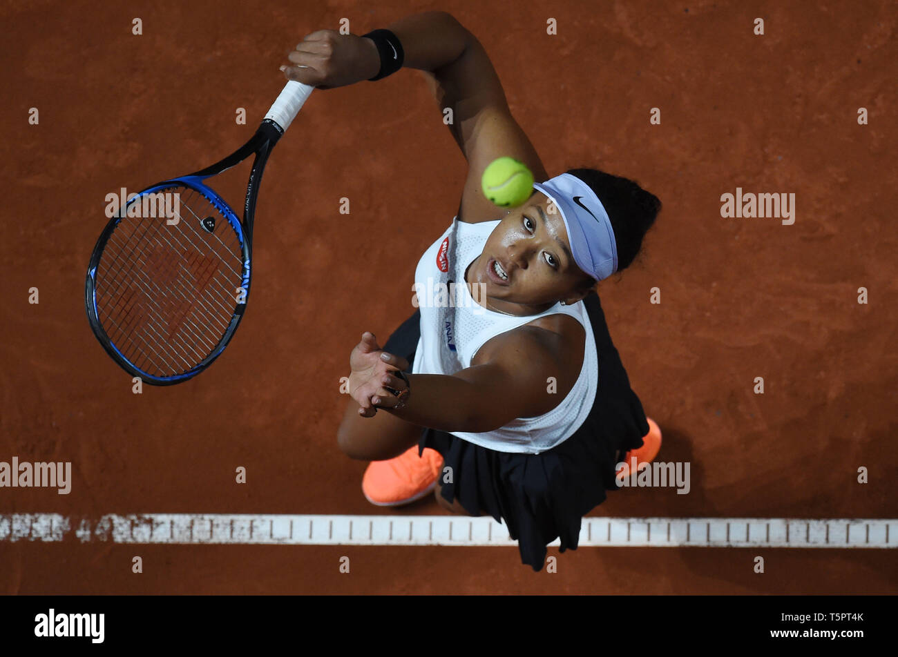 Stuttgart, Allemagne. Apr 26, 2019. Tennis : WTA-Tour - Grand Prix Porsche Stuttgart, des célibataires, des femmes, des quarts de finale, Osaka (Japon) - Vekic (Croatie). Naomi sert d'Osaka. Credit : Marijan Murat/dpa/Alamy Live News Banque D'Images