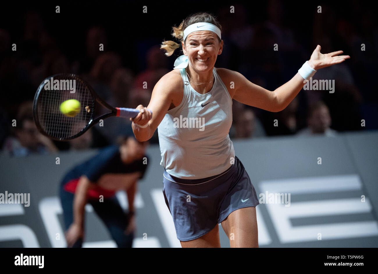 Stuttgart, Allemagne. Apr 26, 2019. Tennis : WTA-Tour - Grand Prix Porsche Stuttgart, des célibataires, des femmes, des quarts de finale, Azarenka (Bélarus) - Kontaveit (Estonie). Victoria Azarenka en action. Credit : Marijan Murat/dpa/Alamy Live News Banque D'Images