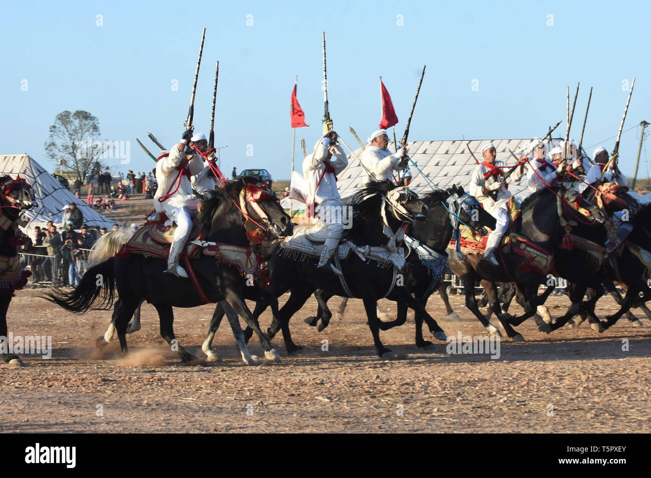 Casablanca, Maroc. Apr 26, 2019. Les hommes en costumes traditionnels marocains monter à cheval lors d'une Fantasia horse show à Casablanca (Maroc), le 26 avril 2019. Fantasia est une exposition traditionnelle de l'équitation effectuées au cours de festivals culturels et des célébrations de mariage. Credit : Chadi/Xinhua/Alamy Live News Banque D'Images