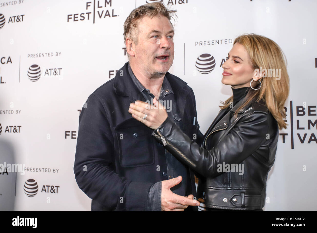 New York, États-Unis. Apr 26, 2019. Alec Baldwin et Hilaria Baldwin au cours de la 'Crown Vic' projection pendant le Festival du film de Tribeca 2019 Le 26 avril 2019 à New York. (PHOTO : VANESSA CARVALHO/BRÉSIL PHOTO PRESSE) Credit : Brésil Photo Presse/Alamy Live News Banque D'Images